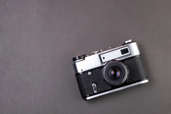 Vieja cámara de cine color plata sobre papel de fondo negro — Foto de Stock