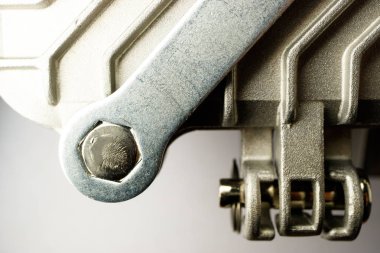 Metal ekipmanların bir anahtar ile demontaj, Altıgen cıvata sökün