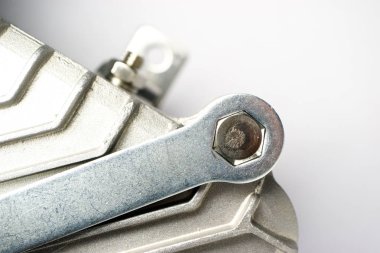 altıgen formun fındık büküm için anahtar metal ünitesinden cıvata çıkarın