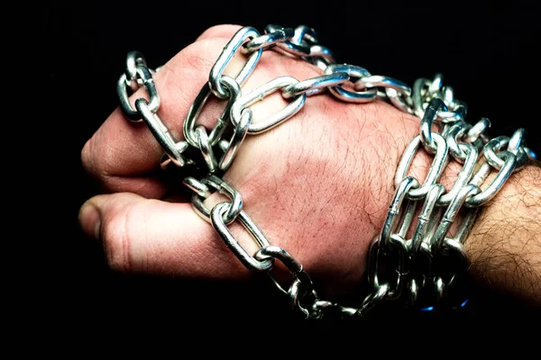 bir serpin, bir metal zincir ve bir el sertleştirilmiş bir yumruklu zincir sarılmış deri