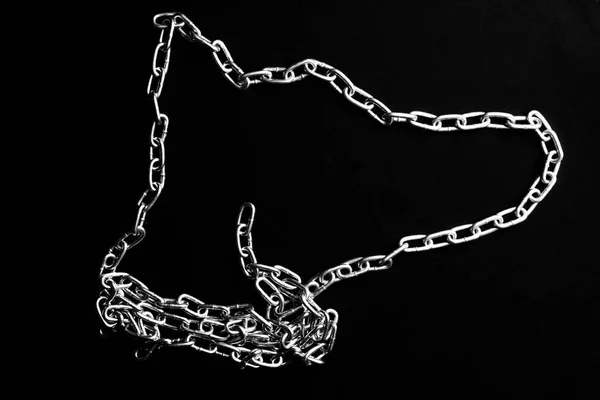 Imagen de un perro forrado sobre un fondo negro de una cadena metálica, un perro de cadena — Foto de Stock