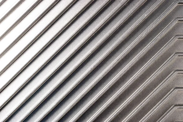 Textura de linhas de metal e costelas de prata que se estendem na diagonal — Fotografia de Stock