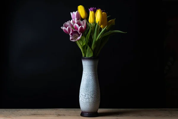 Een vaas met een boeket tulpen — Stockfoto