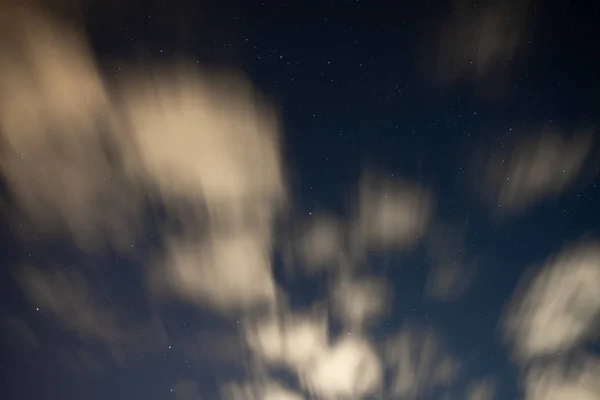 Die Wolken am Abendhimmel sind verschmiert, weil — Stockfoto