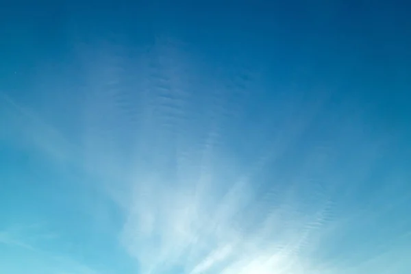 蓝色天的天空和框架中心的圆云 — 图库照片