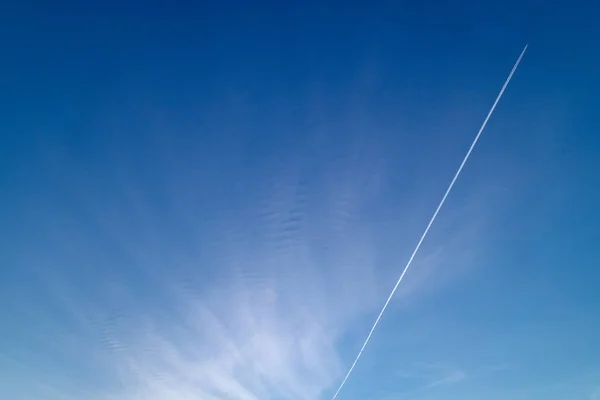 蓝天，圆云，其中飞机的痕迹 — 图库照片