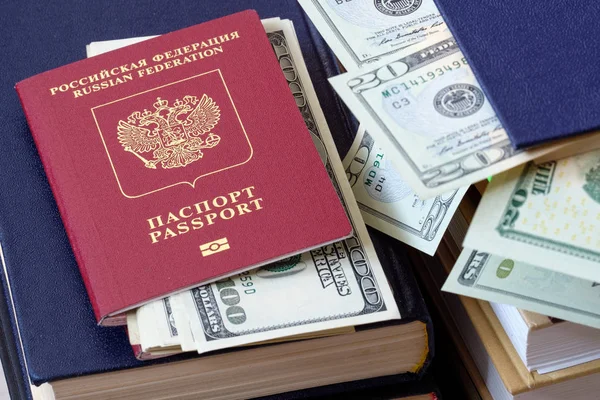 Διαβατήριο Ρώσων πολιτών και δολαρίων στο διαβατήριο κατά — Φωτογραφία Αρχείου