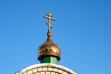 mavi gökyüzüne karşı bir haç ile Ortodoks Kilisesi kubbe