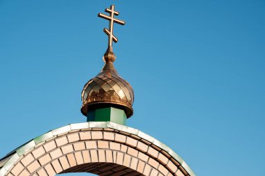 mavi gökyüzü ve kubbe yüklü bir yarım daire kemer karşı Rusya'da Ortodoks Kilisesi'nin kubbe üzerinde çapraz