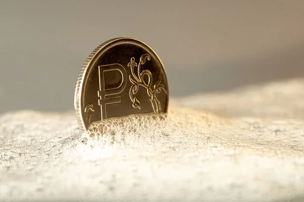 köpük çözeltisinin önünde bir sembol ile metal sikke ruble