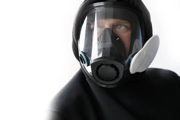 Un hombre con ojos azules en una máscara de gas parece medio girado —  Fotos de Stock
