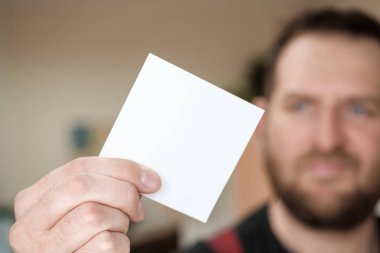 elinde temiz beyaz kare şeklinde kağıt levha