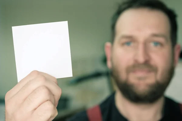 Una hoja blanca en blanco de papel en mano en primer plano — Foto de Stock