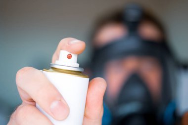 aerosol bir gaz maskesi odak adam dışında ön planda arka planda adam