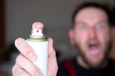 odak ön planda aerosol böceklerden gaz olabilir arka planda çığlık adam