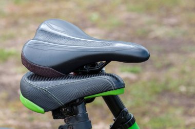 birbirine siyah yaslanmış iki Bisiklet koltuk