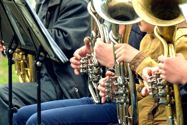 Руки грають вуличні музиканти на духових інструментах — стокове фото