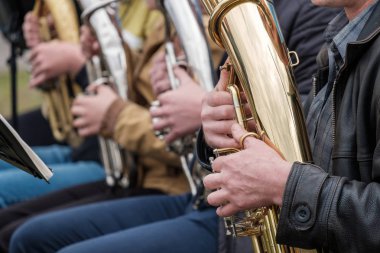 para uğruna bir dağda oynayan sokakta müzisyenler ucuz giysiler