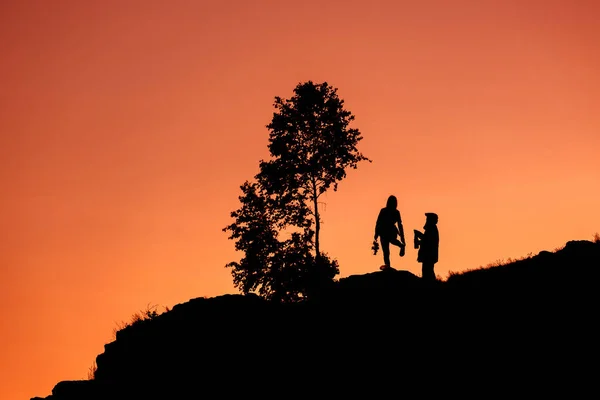 Silhouettes two people on sorrow the young man and girl — Stock Photo, Image