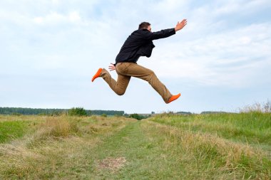 Beyaz adam sahada elini ileri atarken koşuyordu. Şehirde uzun bir çalışmadan sonra doğada olmanın keyfi.