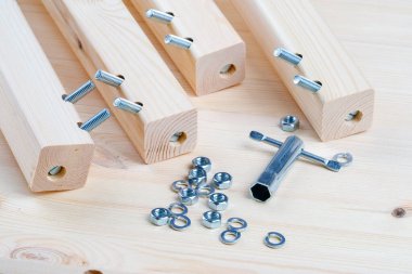 Tahta mobilya montajı için civata ve fındık. Beşikten dört ayak