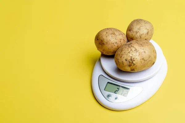 Weegschaal Worden Drie Aardappelen Gewogen Aardappeloogstproces — Stockfoto