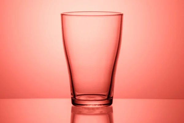 Bicchiere Vuoto Acqua Sfondo Sfumato Rosa Foto Vetro Con Retroilluminazione — Foto Stock
