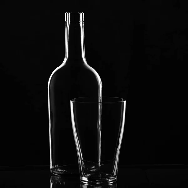 Contorno Della Bottiglia Delineato Dalla Luce Foto Vetro Sfondo Nero — Foto Stock