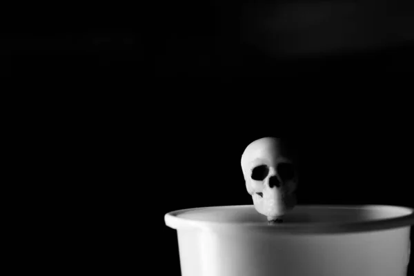 Σκελετός Κρυφοκοιτάζει Από Ένα Πλαστικό Κύπελλο Μαύρο Φόντο — Φωτογραφία Αρχείου