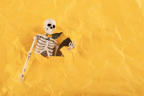 Skelettet Skickar Hej Brast Genom Skrynkliga Gult Papper Hej Från — Stockfoto