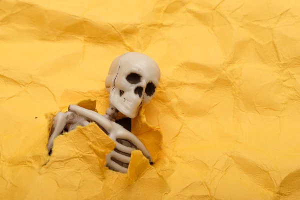 Skelet Kağıtta Yırtılan Bir Delikten Görülebilir Ölümün Kötülüğün Görünüşü — Stok fotoğraf