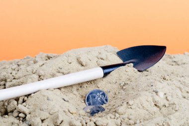 Kumun üzerinde bir kürek var ve ruble de yakınlarda. kazı aracı ve para
