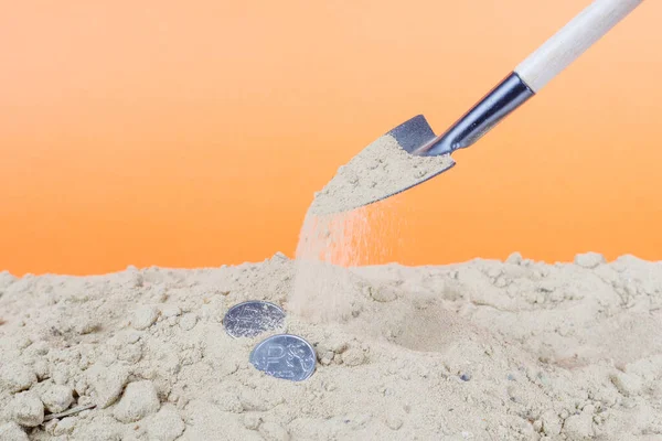 Два Металлических Рубля Песке Зарыты Песок Лопатой Песок Приносит Рубль — стоковое фото