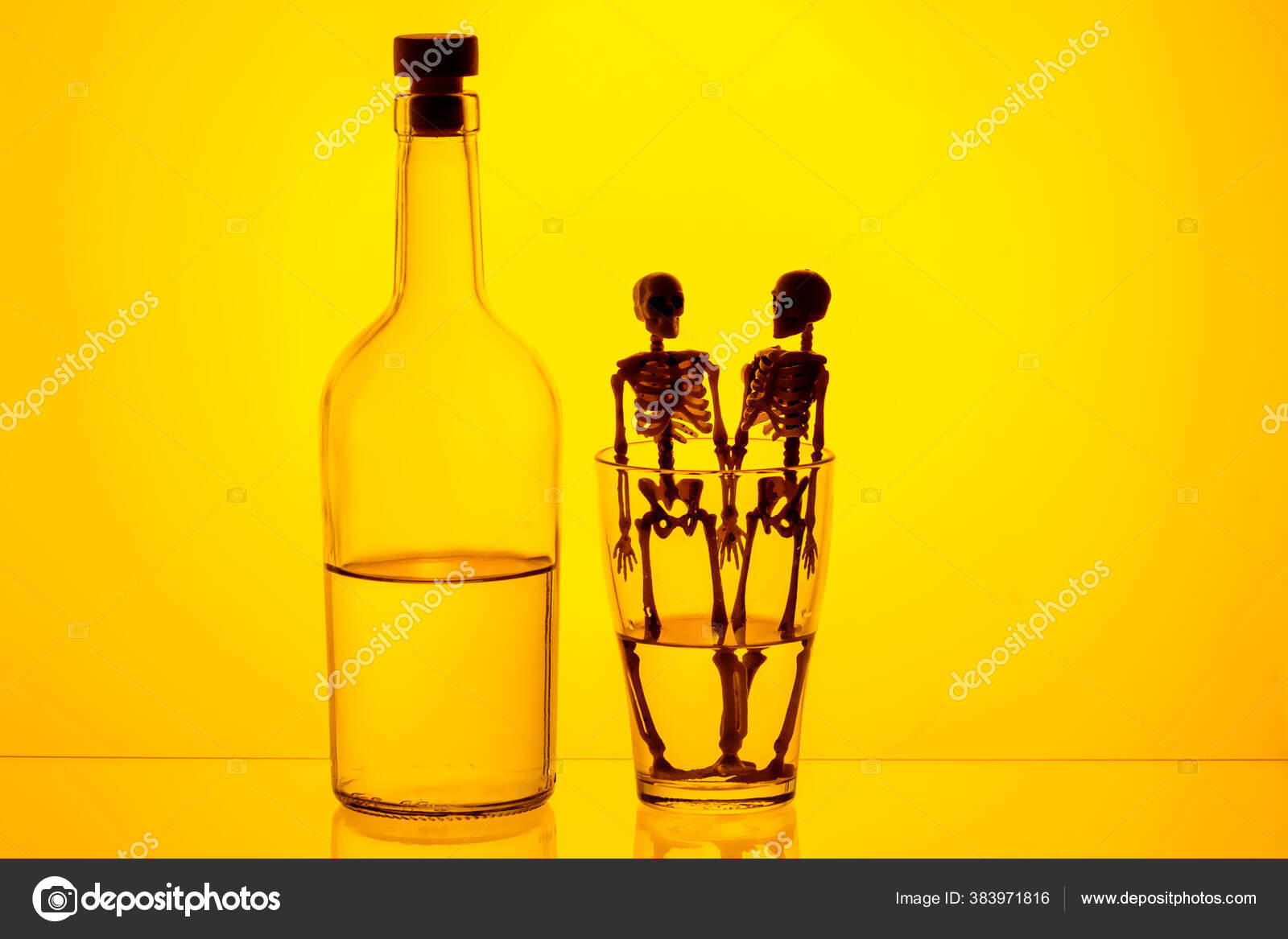 Sebotol Alkohol Dan Gelas Dengan Kerangka Sebagai Pertanda Kematian Menyakiti Stok Foto C Metelevan 383971816