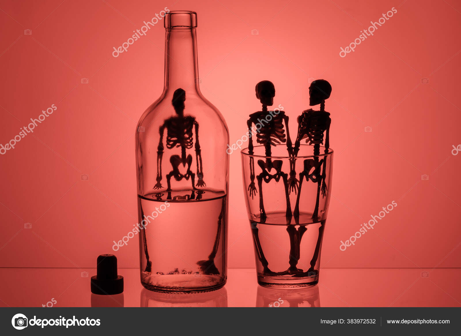 Siluet Kerangka Dalam Botol Dan Gelas Dengan Alkohol Alkohol Yang Stok Foto C Metelevan 383972532