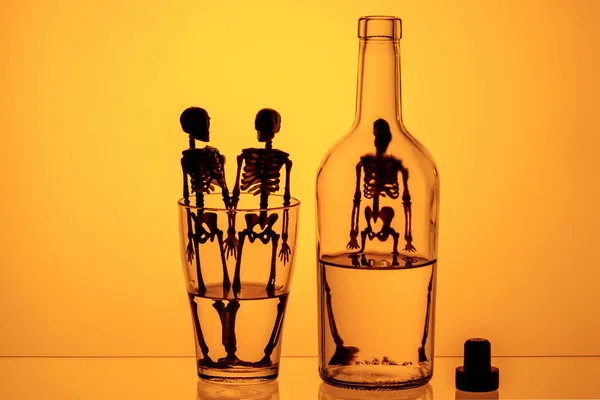 Silhuetas Esqueletos Garrafas Fundo Amarelo Danos Causados Pelo Consumo Álcool — Fotografia de Stock