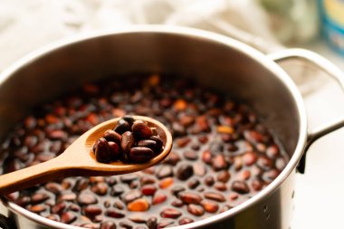 Çam fıstığı yıkama işlemi ve tahta kaşık. Çam fıstığı yıkama ve temizleme süreci