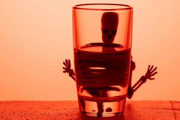 Esqueleto Olha Através Uma Pilha Álcool Danos Causados Pela Bebida — Fotografia de Stock