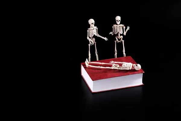 Książce Leży Szkielet Obok Dwóch Szkieletów Stoją Dyskutują Czymś Martwi — Zdjęcie stockowe