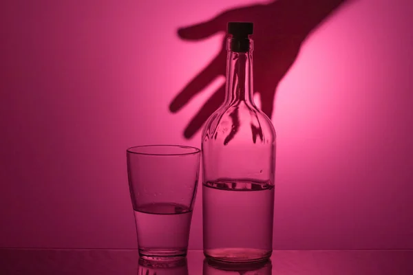 Mano Degli Ubriachi Raggiunge Bottiglia Bicchiere Non Può Fermare Dipendenza — Foto Stock