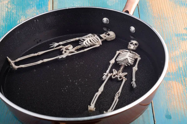 Два Скелети Відпочивають Сковороді Водою Якій Бульбашки Відпочинок Пеклі — стокове фото
