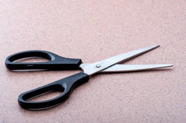 Makas seramik bir yüzeyde bulunur. kesme aracı