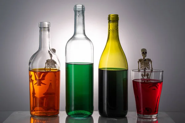 Palackok Alkohol Különböző Színű Palackok Csontvázak Alkoholártalom Fogalma — Stock Fotó