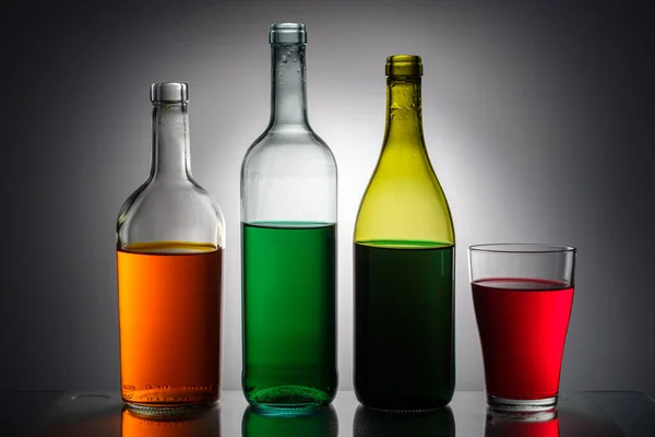 Bottiglie Bicchieri Con Vari Liquidi Colore Foto Astratta Con Oggetti — Foto Stock