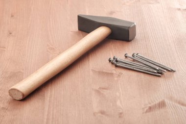 Çivi ve çekiç yeni marangoz aletleri. Bir reklam için bir adam bir saat boyunca