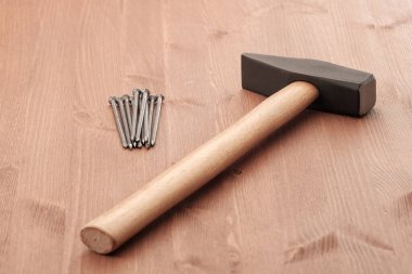Çiviler ve tahta yüzeyde büyük metal bir çekiç. iş için hazırlık