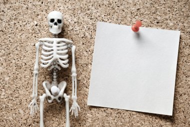 İskelet ve etiket, parayı geri vermek için aranan notlar için. Koleksiyoncular borçluyu korkutur