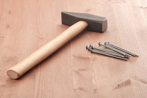 Çivi ve çekiç yeni marangoz aletleri. Bir reklam için bir adam bir saat boyunca