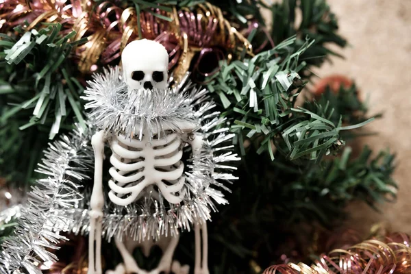 Ανθρώπινος Σκελετός Στο Φόντο Των Διακοσμήσεων Χριστουγεννιάτικων Δέντρων Ακύρωση Των — Φωτογραφία Αρχείου