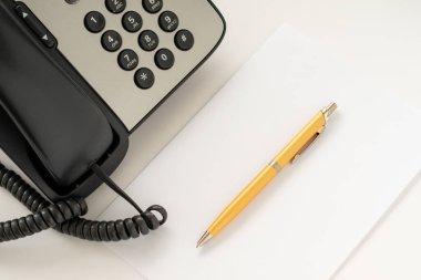 Çağrı merkezi çalışanının dolmakalem ve telefon aletleri